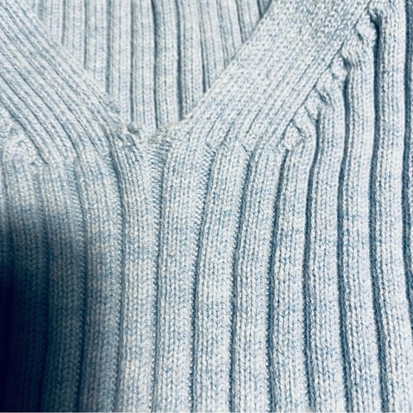 Gap, sleeveless sweater, V-neck size medium. - Picture 10 of 10